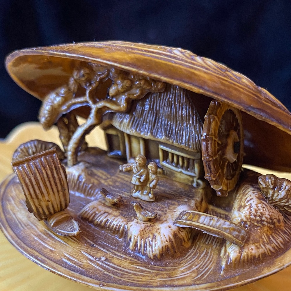Japanese Netsuke 1930’s Miniature Carved Shell Diorama - movable wheel - Picture 4 of 4